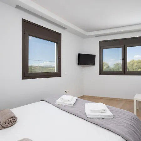 Dias Villa *